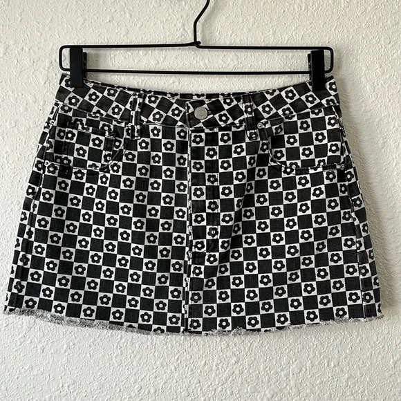 PAC SUN Roxanne Black and White Checkered Floral Denim Mini Skirt Size 26 - Picture 1 of 7